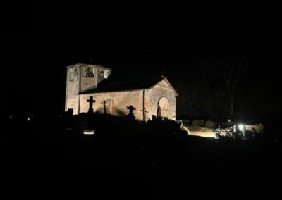 Cimetière de l'église de nuit